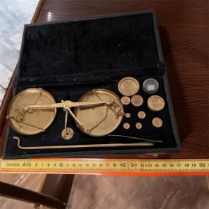 Αυθεντική φορητή ζυγαριά χρυσοχόου του 1950 με μικρογραμμαρία και κασετίνα