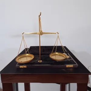 Αυθεντική φορητή ζυγαριά χρυσοχόου του 1950 με μικρογραμμαρία και κασετίνα