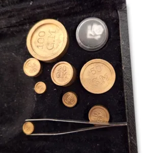 Αυθεντική φορητή ζυγαριά χρυσοχόου του 1950 με μικρογραμμαρία και κασετίνα