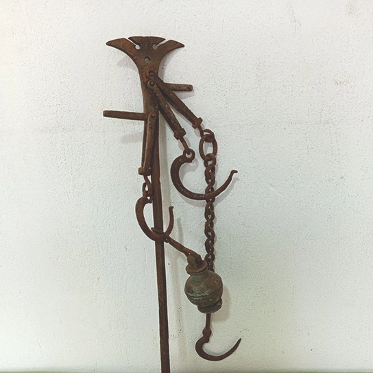 Παλιό χειροποίητο καντάρι με μπρούντζινο τοπούζι Παλιό χειροποίητο καντάρι με μπρούντζινο τοπούζι