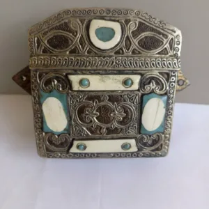 Vintage χειροποίητη Θήκη Κορανίου (Koran Box) αραβικής τεχνοτροπίας με ανάγλυφη μεταλλική διακόσμηση