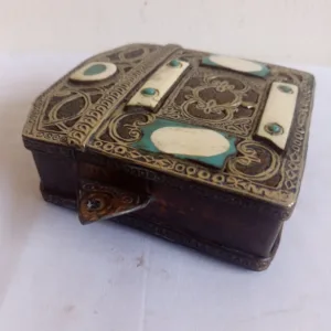 Vintage χειροποίητη Θήκη Κορανίου (Koran Box) αραβικής τεχνοτροπίας με ανάγλυφη μεταλλική διακόσμηση