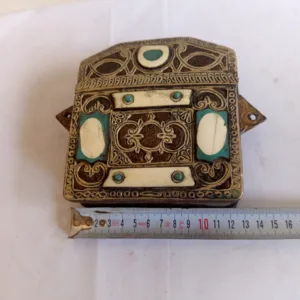Vintage χειροποίητη Θήκη Κορανίου (Koran Box) αραβικής τεχνοτροπίας με ανάγλυφη μεταλλική διακόσμηση