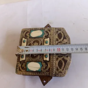 Vintage χειροποίητη Θήκη Κορανίου (Koran Box) αραβικής τεχνοτροπίας με ανάγλυφη μεταλλική διακόσμηση