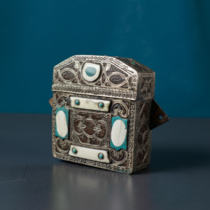 Vintage χειροποίητη Θήκη Κορανίου (Koran Box) αραβικής τεχνοτροπίας με ανάγλυφη μεταλλική διακόσμηση